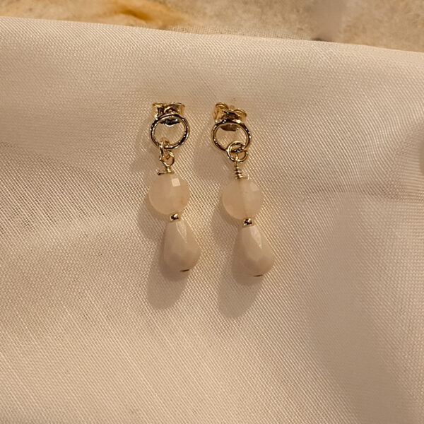 Edelstenen oorbel beige