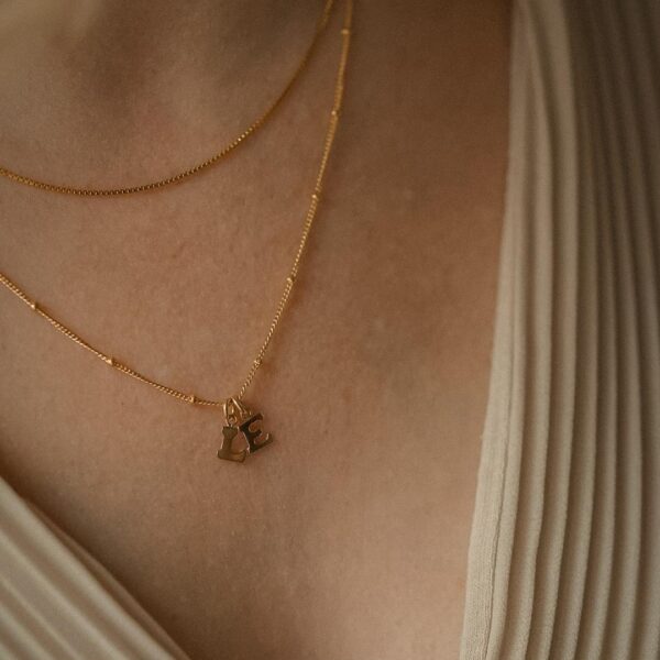 Meerdere initialen ketting hangend
