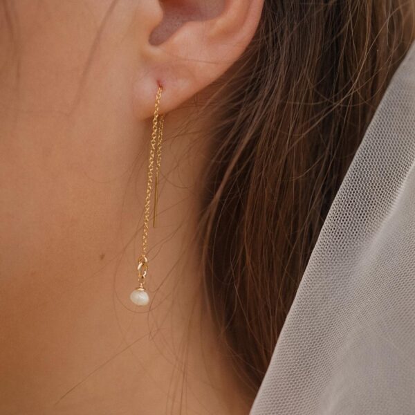 Parel oorbel doorhaal